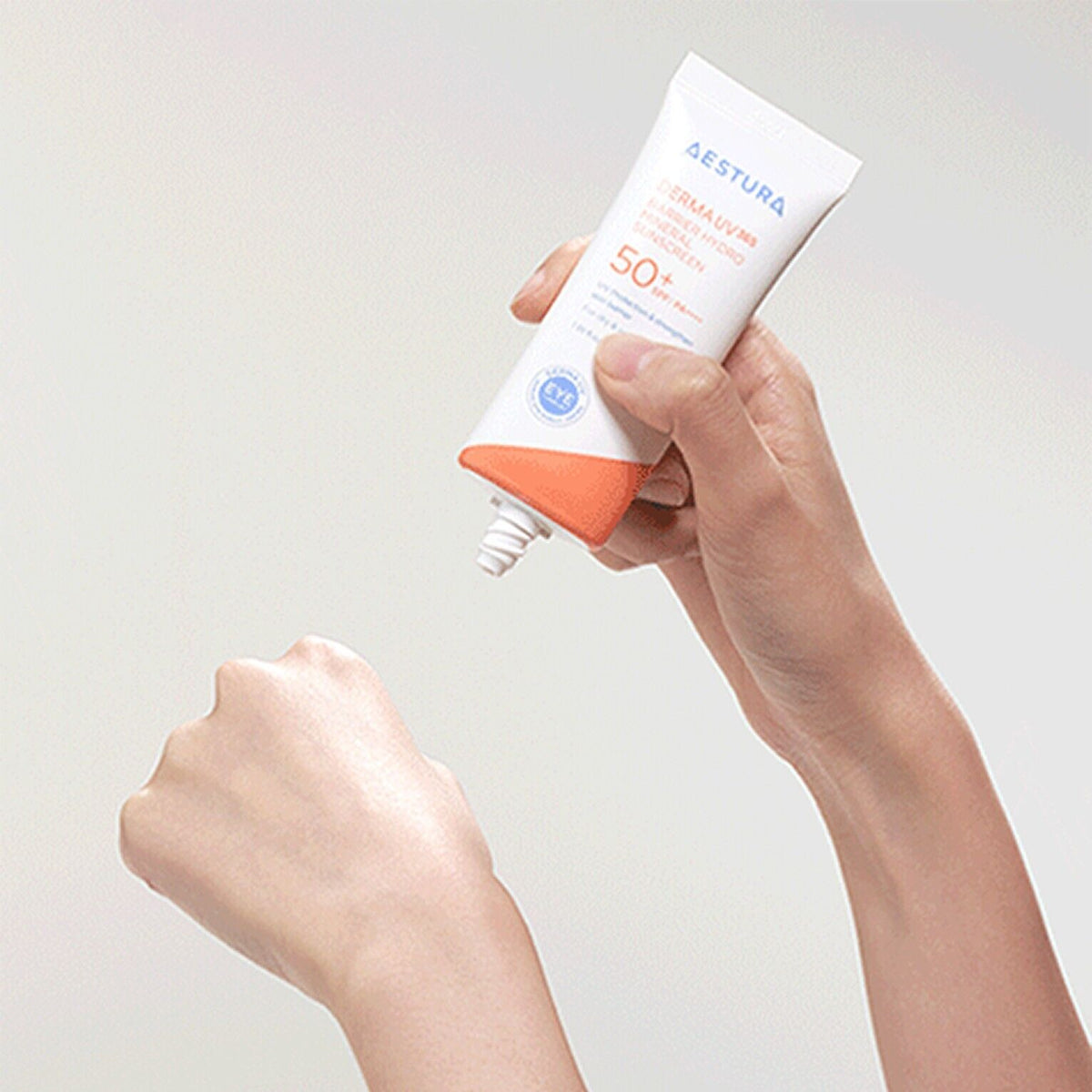 Forms a protective barrier on the skin to lock in moisture and prevent dehydration throughout the day.