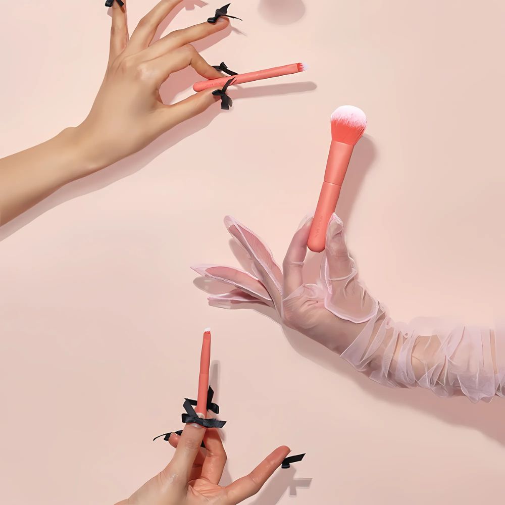 Whether you're touching up your makeup throughout the day or traveling, this mini brush kit has you covered with everything you need for a polished, effortless look.