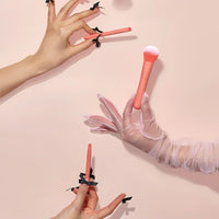 Whether you're touching up your makeup throughout the day or traveling, this mini brush kit has you covered with everything you need for a polished, effortless look.