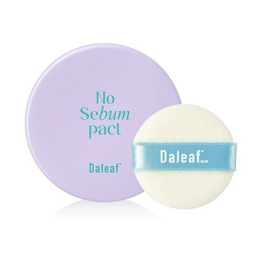 This lightweight pact provides a smooth, matte finish by gently absorbing oil and reducing shine on the skin's surface.