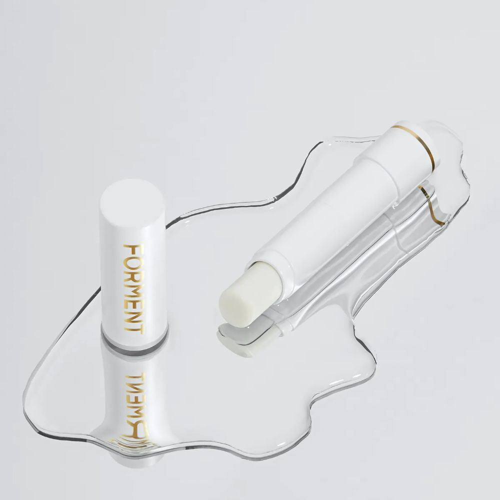 Compact and easy to carry, the FORMENT Lip Balm is ideal for on-the-go application, ensuring your lips stay moisturized and healthy all day long.