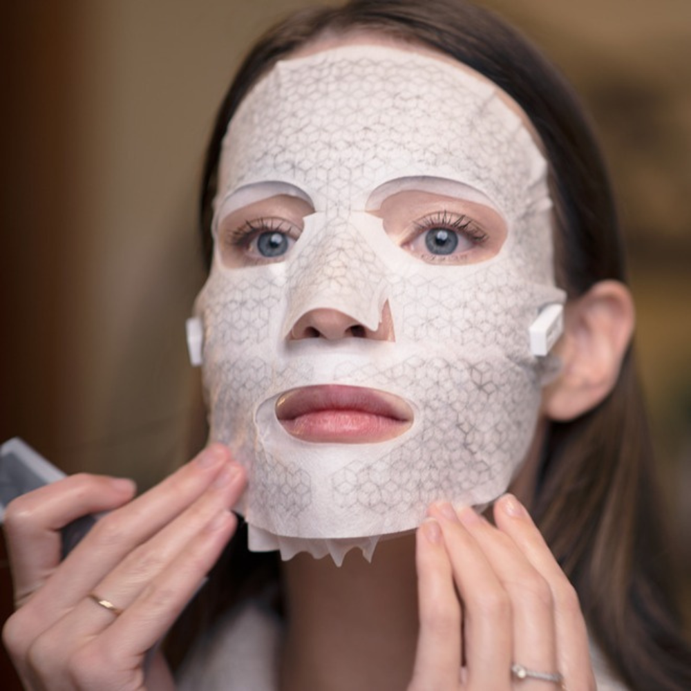 FRANZ Jet+ Brightening Dual Mask System includes two sheets aimed at revitalizing and brightening the complexion.
