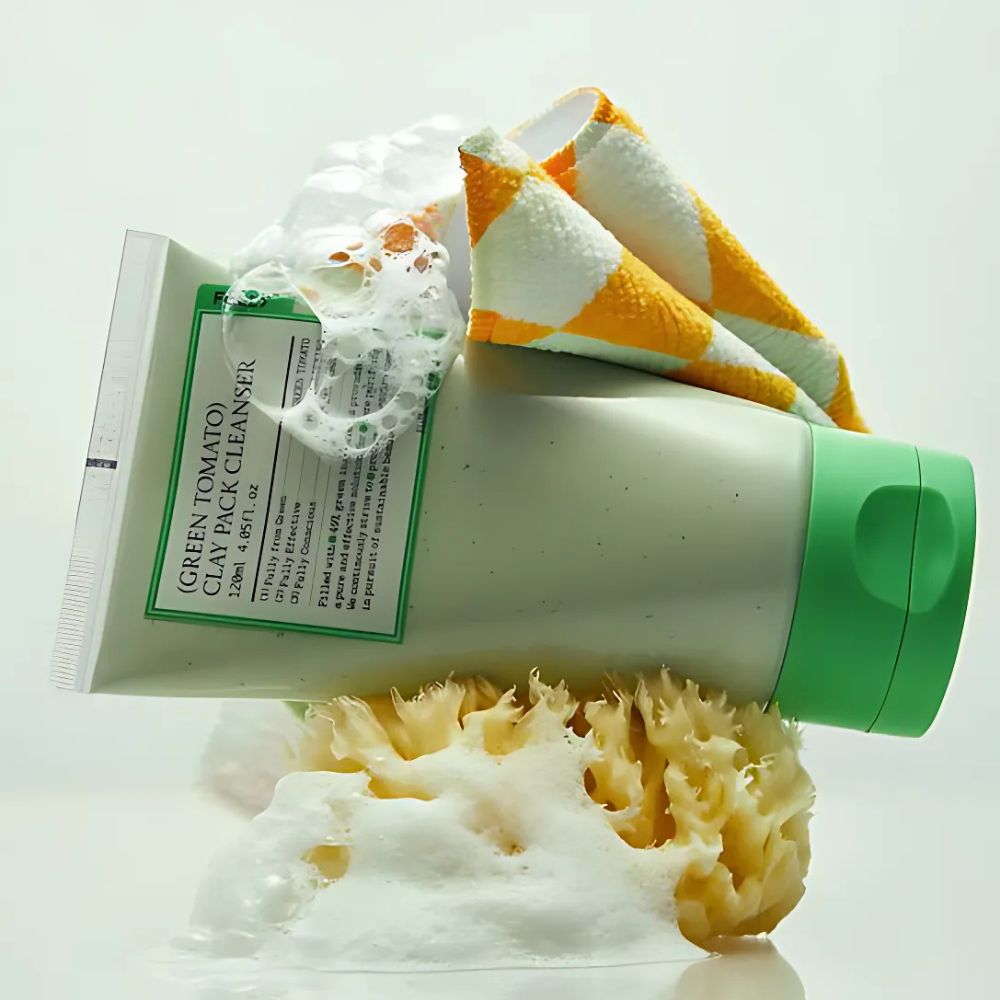 The green tomato extract helps brighten the skin, while the clay purifies and refines pores.