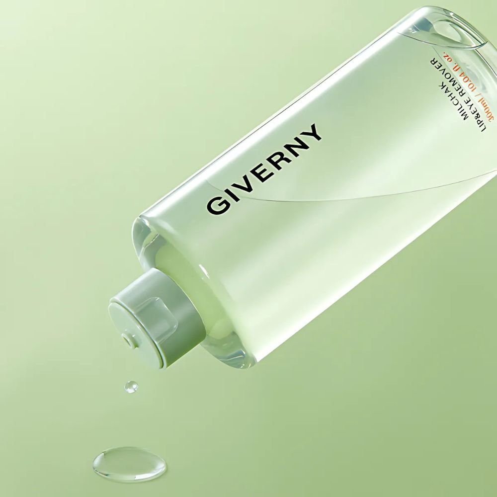 The soothing and moisturizing ingredients ensure that the skin around the eyes and lips stays hydrated and nourished after cleansing.