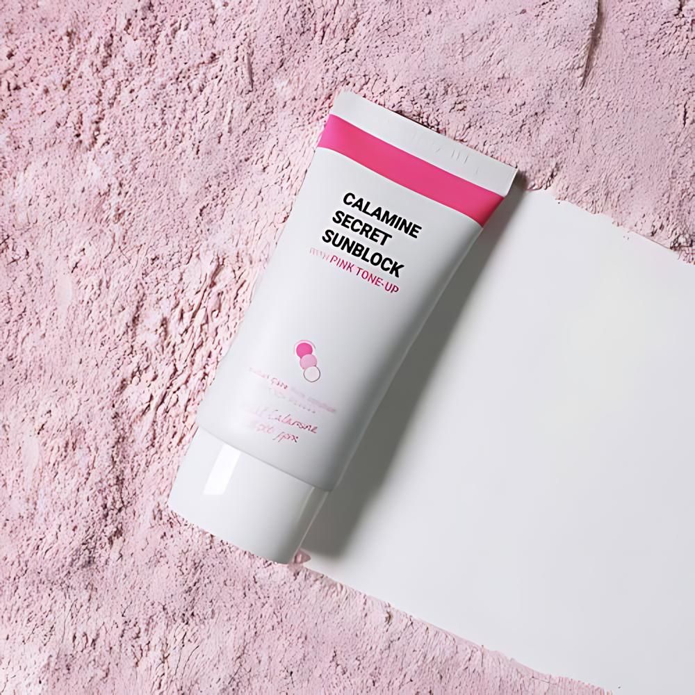 Infused with calamine, it helps soothe and calm the skin, reducing redness and irritation.