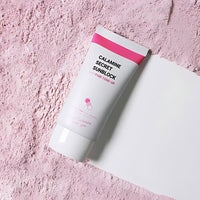 Infused with calamine, it helps soothe and calm the skin, reducing redness and irritation.