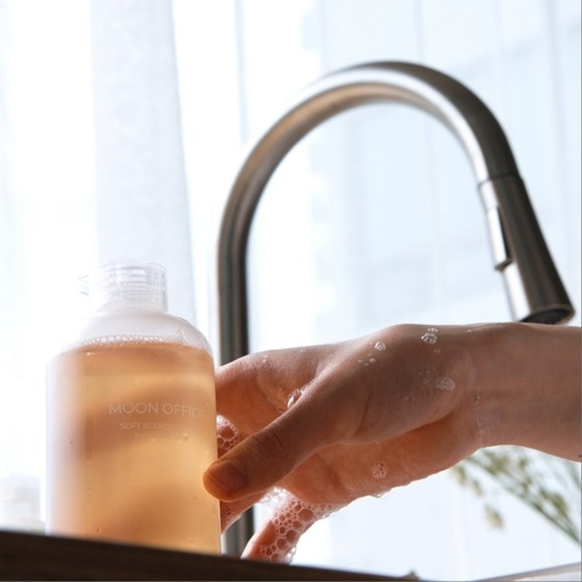 MOON OFFICE Hinoki & Lavender Hand & Body Wash 250ml