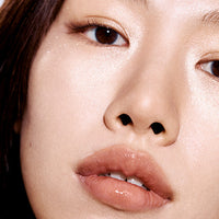 Compact 3.8g Fluffy Baked Highlighter for a radiant glow.