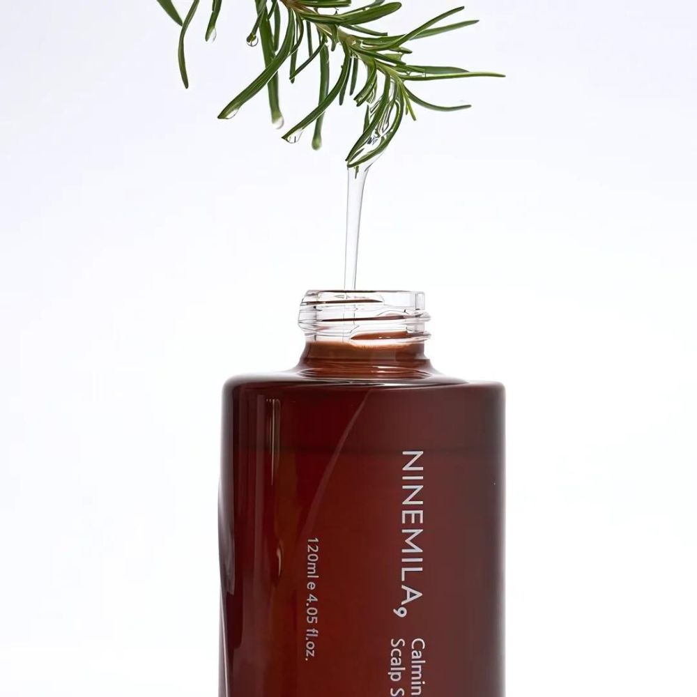 The lightweight, non-greasy formula absorbs quickly, delivering essential nutrients to the scalp and reducing dryness or discomfort.