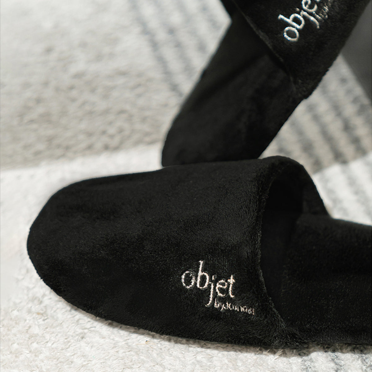 Objet by KUNDAL Moist Gleam Body Wash 450ml & Room Slippers Set