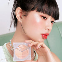 Shimmering gold 8.2g PERIPERA V Highlighter for a radiant glow.