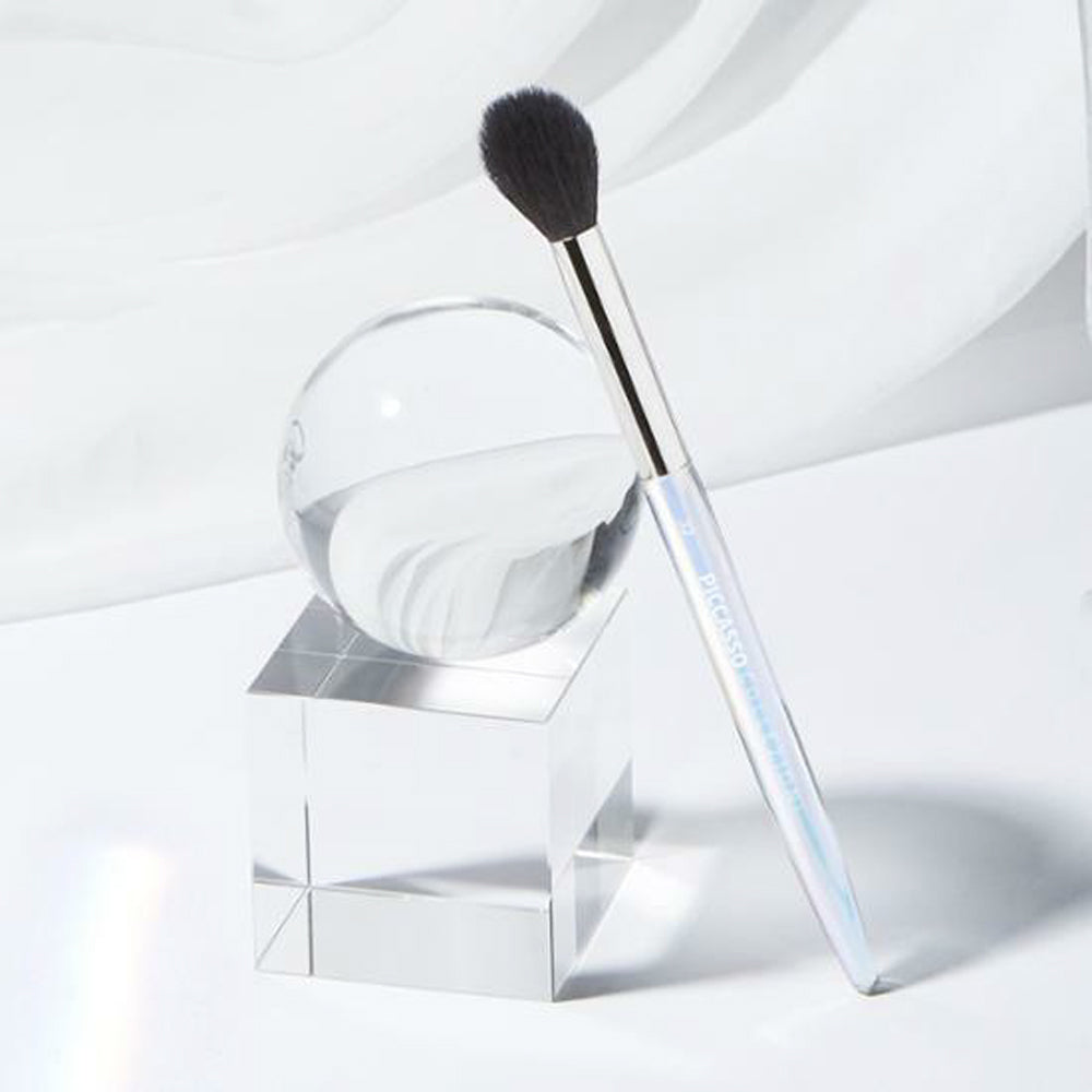 The PICCASSO Collezioni Plasma 32 Eyeshadow Brush is designed for versatile eyeshadow application and blending.