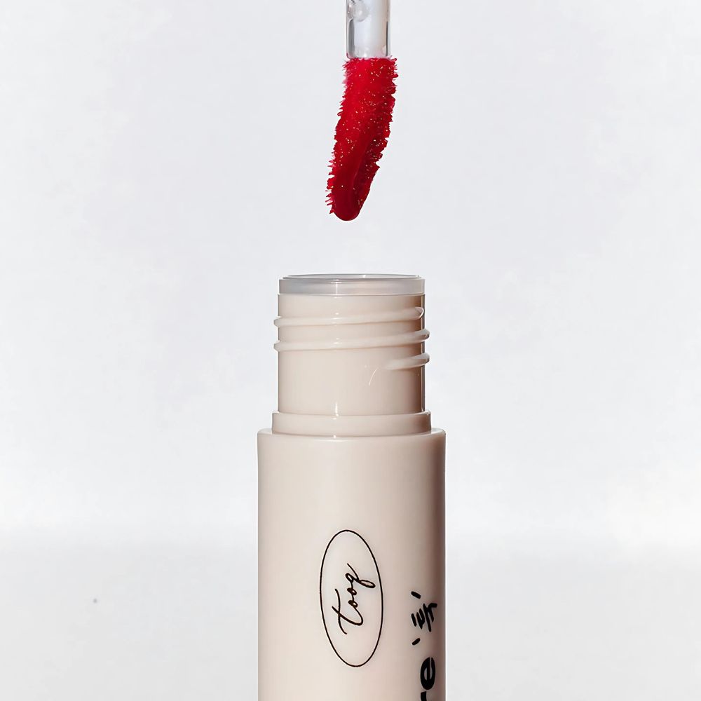 The water-blur texture gives a natural, fresh look while offering a comfortable, non-sticky wear.