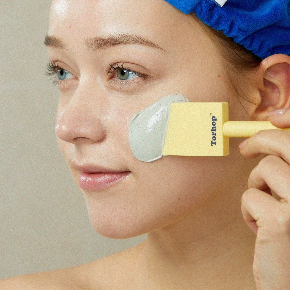 This mask is designed to purify pores, draw out impurities, and improve elasticity, leaving the skin feeling refreshed, firm, and hydrated.