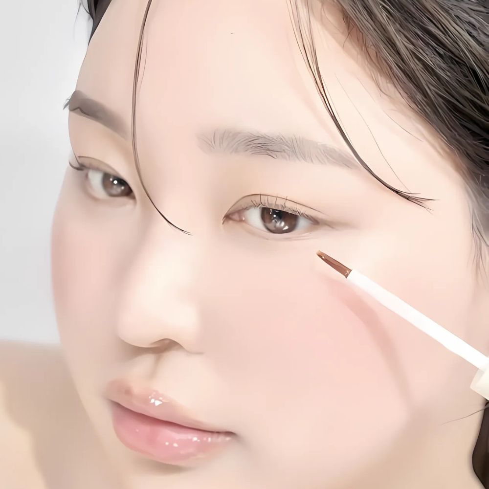 The and:ar Eyelash Booster Ampoule Advanced is ideal for anyone looking to improve the health and appearance of their eyelashes.