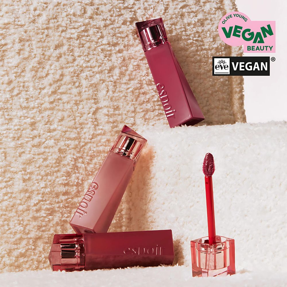 The lightweight, non-sticky formula provides lasting hydration, ensuring your lips stay comfortable and moisturized throughout the day.