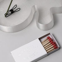 Escrito en palabras de agua palitos de incienso