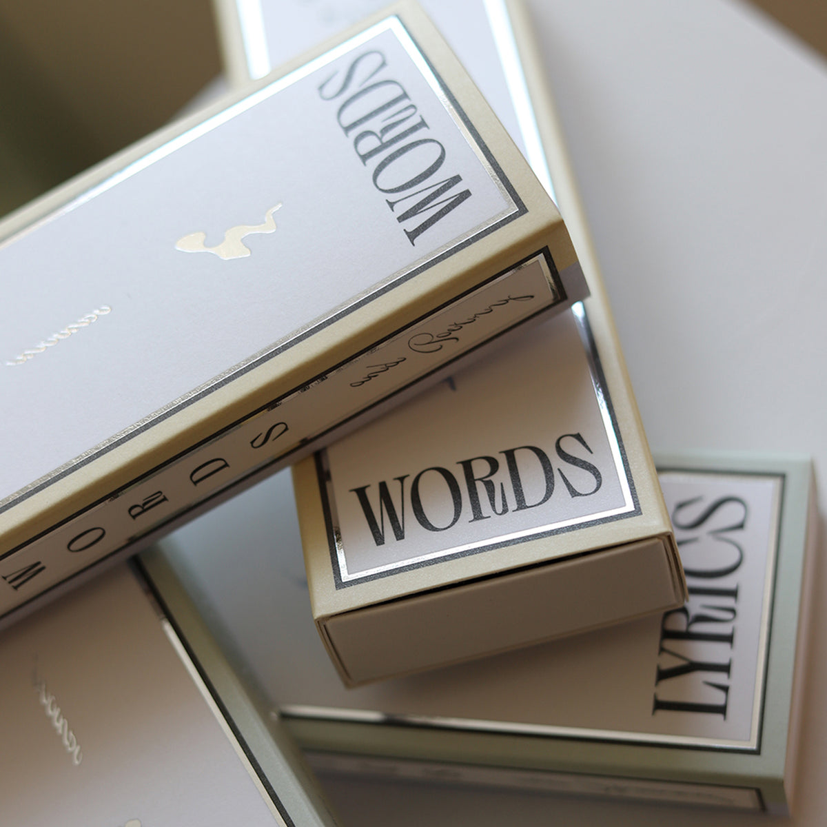 Escrito en palabras de agua palitos de incienso