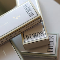 Escrito en palabras de agua palitos de incienso