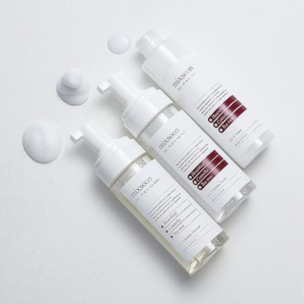 Its lightweight and non-greasy formula absorbs quickly, leaving the skin feeling refreshed and prepared for subsequent skincare products.