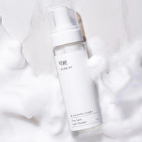 Its mild formula is free from harsh chemicals, making it suitable for daily use.