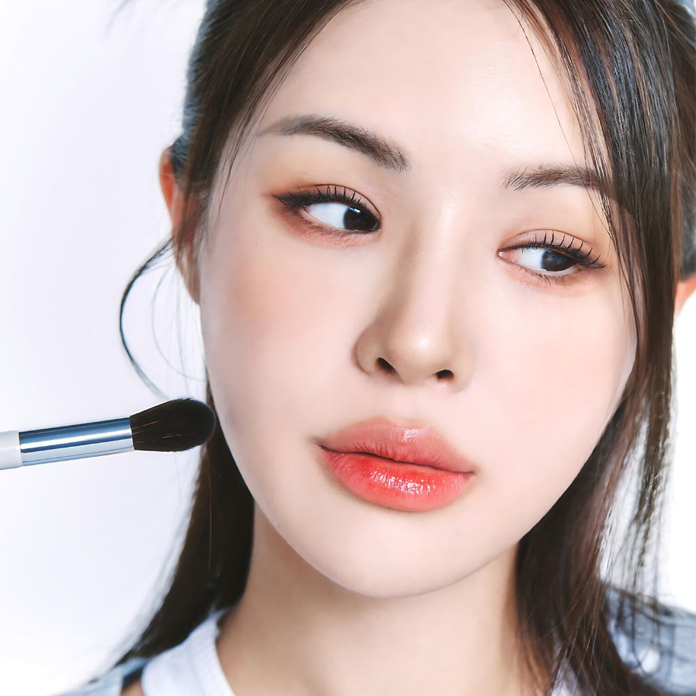 One end is perfect for detailed shading and blending, while the other offers a larger surface for broader application.