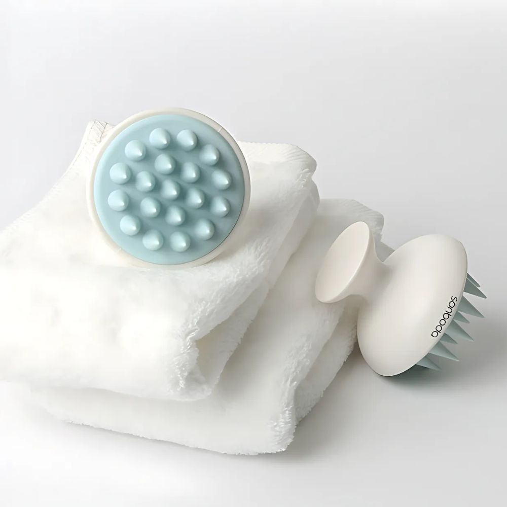 Its ergonomic design features 29 flexible silicone bristles that gently stimulate the scalp, promoting blood circulation and helping to alleviate tension and stress.