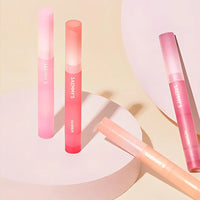 The the SAEM Saemmy's Crema Velvet Lipstick (1.7g) offers a luxurious, velvety texture with rich pigmentation that glides smoothly onto your lips.