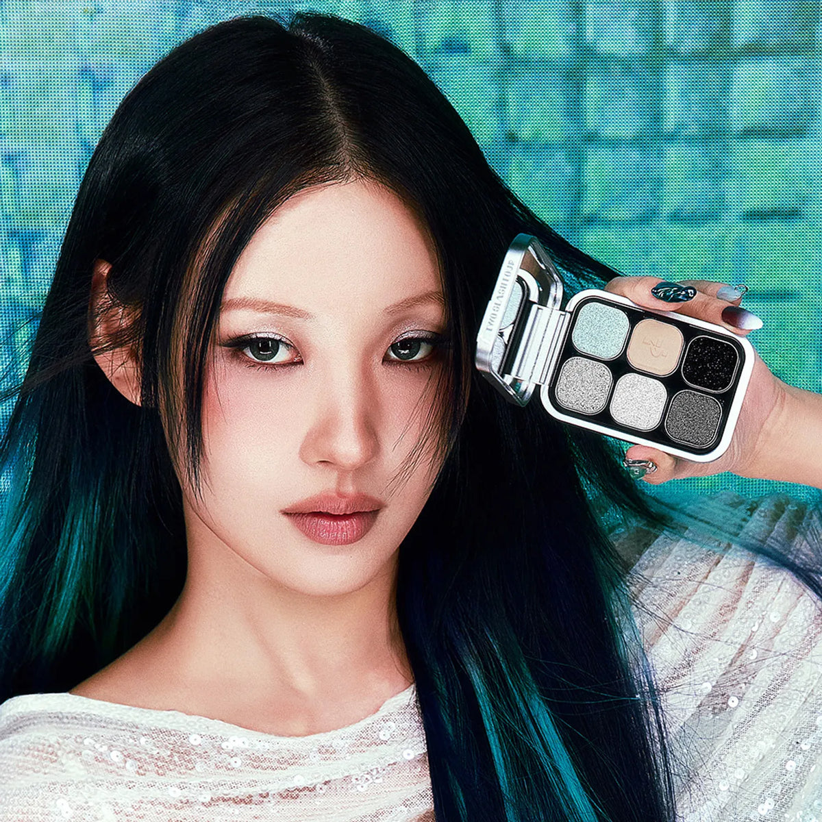 TWO SLASH FOUR Odd Balance Eye Palette 11.4g