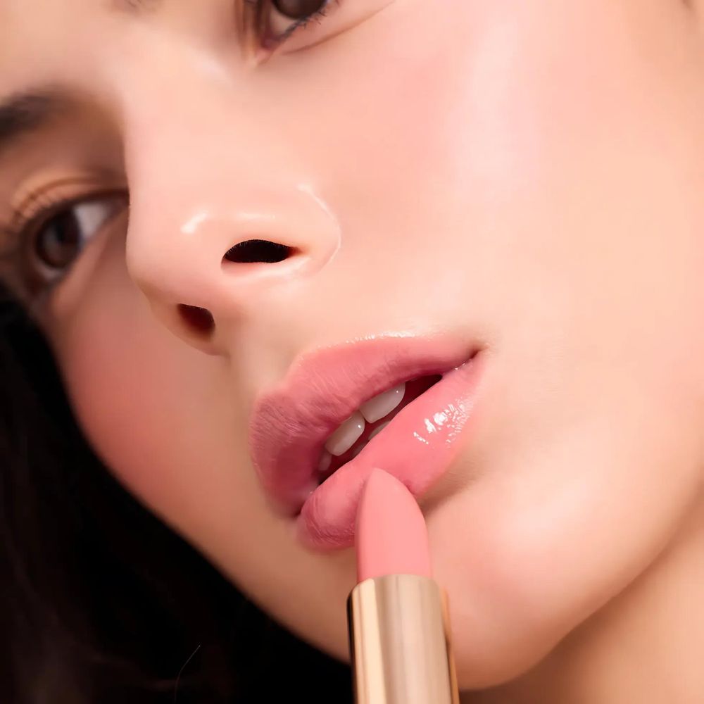 The lightweight, non-sticky formula delivers long-lasting hydration and a smooth, plump look, making it perfect for both everyday wear and special occasions