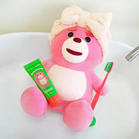 Accompanied by a refreshing toothpaste, this set provides thorough cleaning and leaves a minty-fresh feel after each brush.