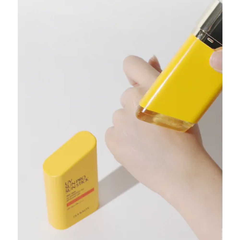 Formulated to be lightweight and non-greasy, ensuring comfortable wear throughout the day.