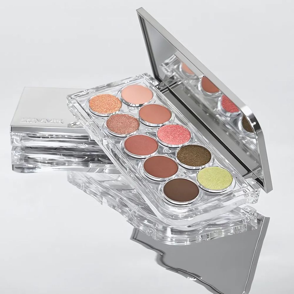  Ideal for both natural daytime looks and more intense evening makeup, the palette allows for easy layering and shading. 
