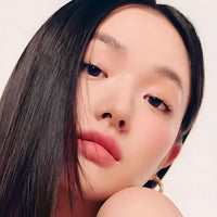  Its lightweight, comfortable formula provides full coverage without drying, cracking, or feathering, making it perfect for long-lasting wear.