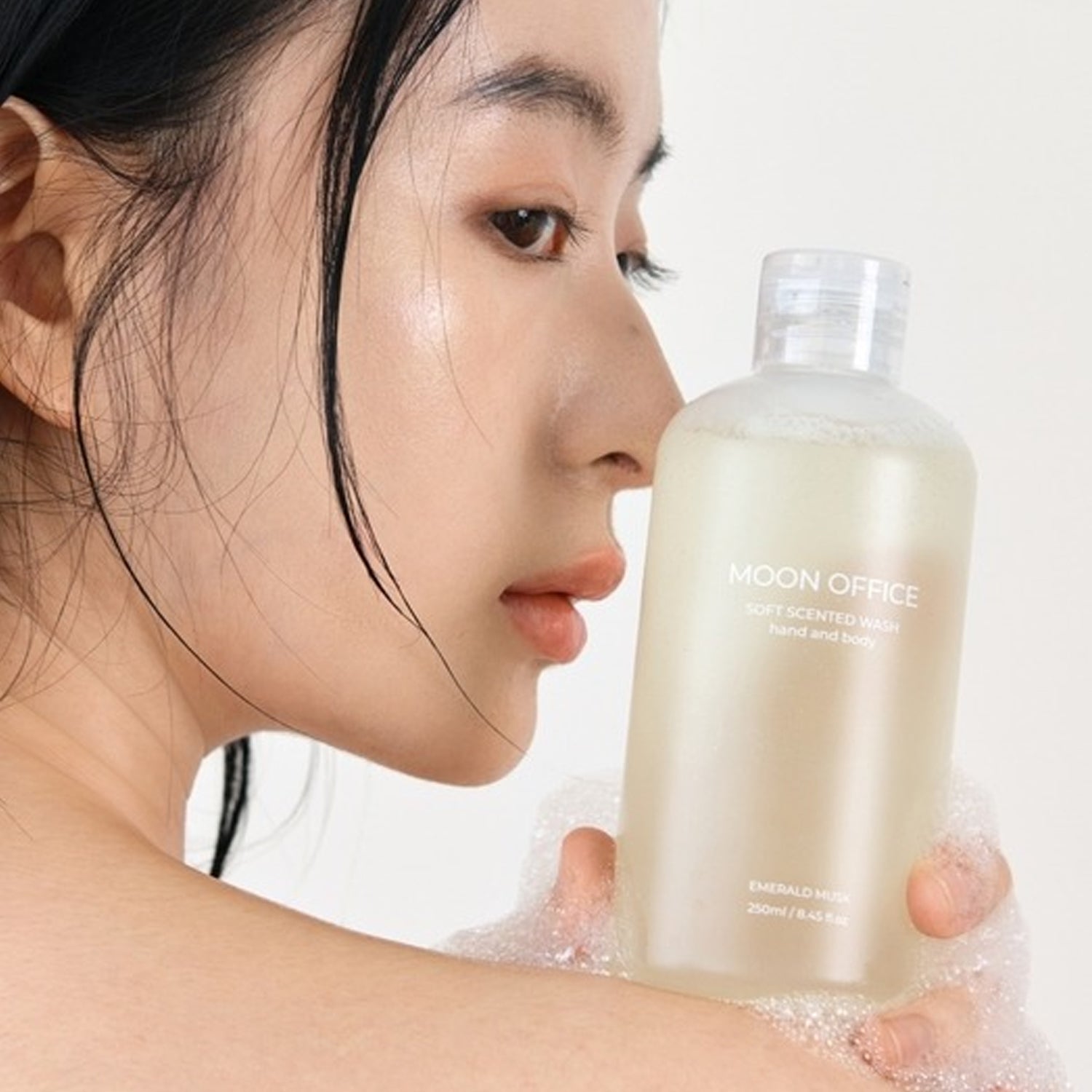 MOONOFFICEEmeraldMuskHand_BodyWash250ml-3.jpg