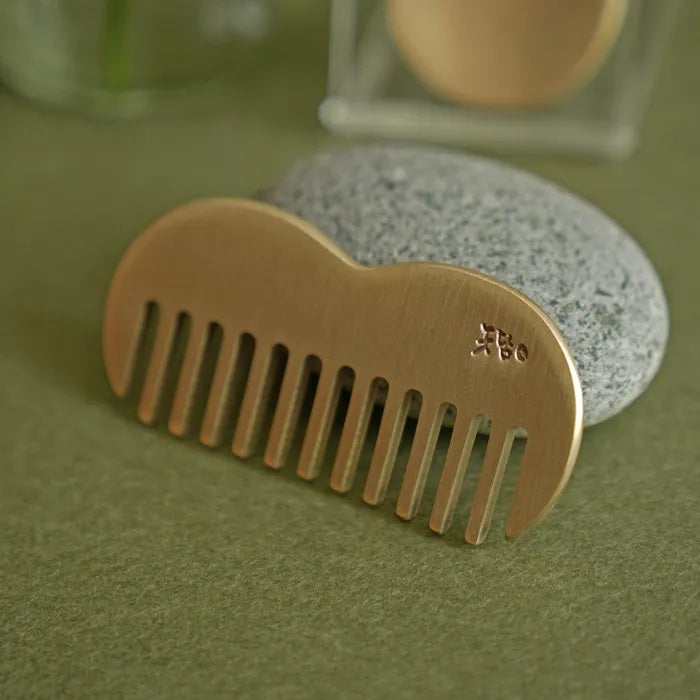 NOTDAM BANGJJA Brassware Apple-Comb Gua Sha peine con regalo de jeogori de cortesía