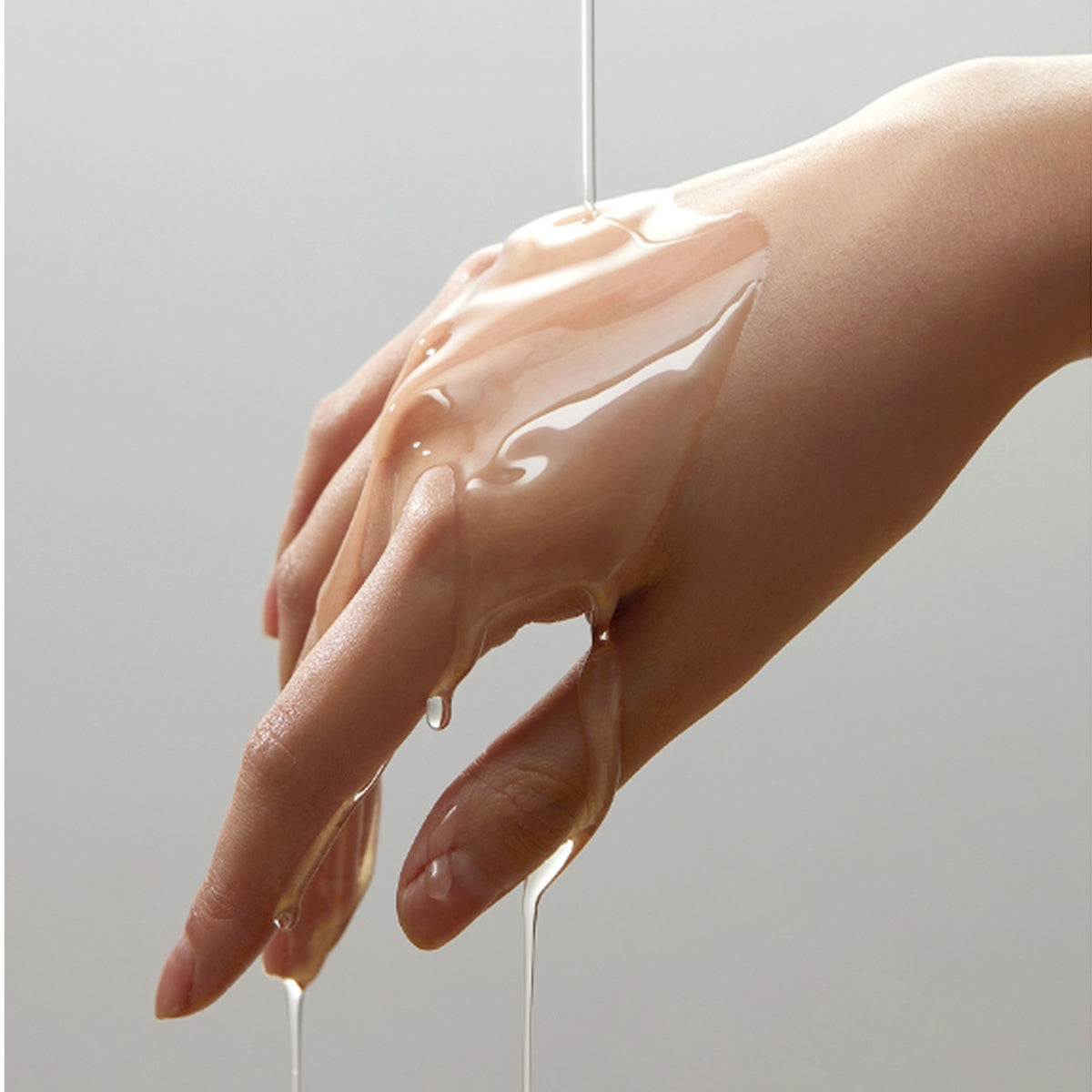 Objet by KUNDAL Moist Gleam Body Wash 450ml & Room Slippers Set