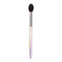 The PICCASSO Collezioni Plasma 32 Eyeshadow Brush is versatile and can handle a variety of eyeshadow application techniques, from precise detailing to blending and highlighting.