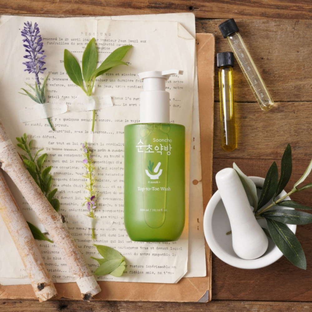 300ml Sooncho Top to Toe Wash in a clear bottle with green label and pump.