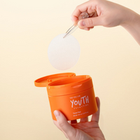 La juventud de Cell Lab promocionando la almohadilla de tóner 165 ml x 80ea.