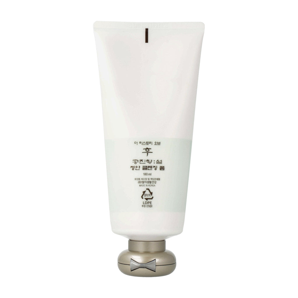 Creates a rich, creamy lather that gently cleanses the skin.