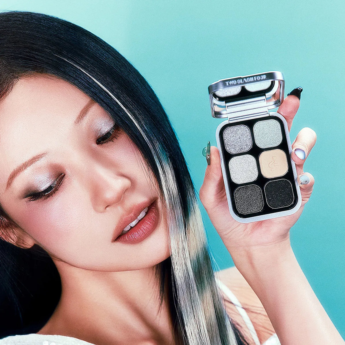 TWO SLASH FOUR Odd Balance Eye Palette 11.4g