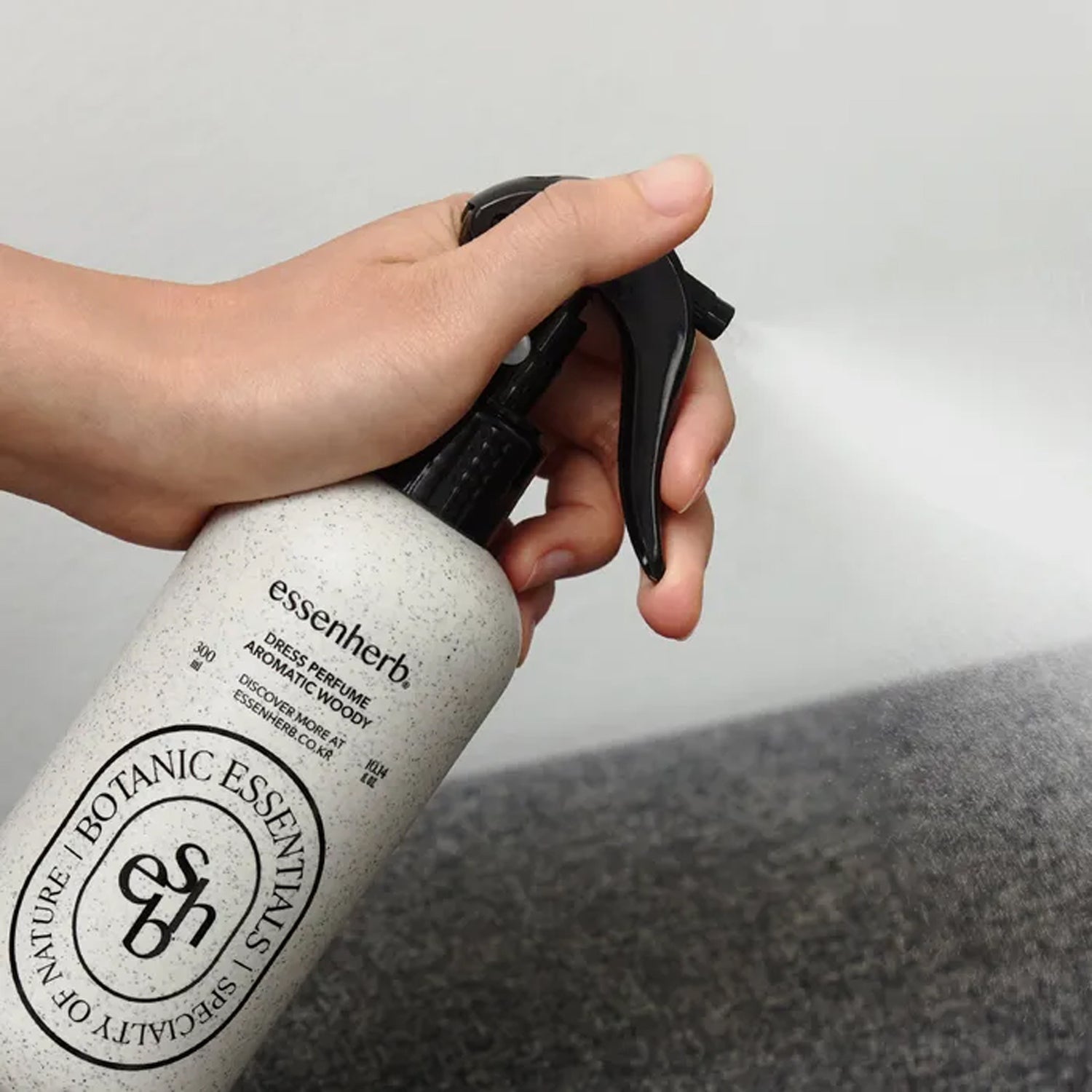 essenherbDressPerfumeAromaticWoody300ml-3.jpg