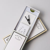 Escrito en palabras de agua palitos de incienso