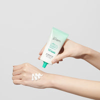Contains moisturizing ingredients to keep the skin hydrated without feeling heavy.