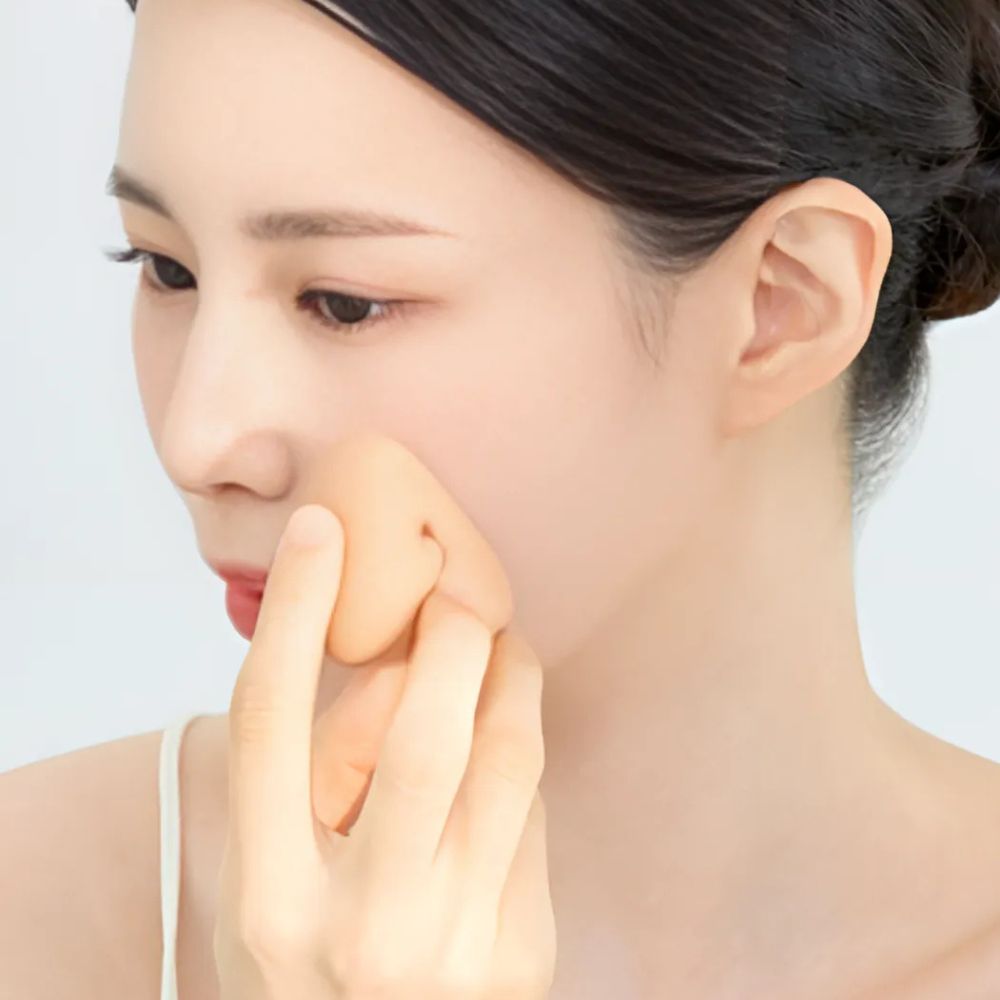 Upgrade your beauty routine with these essential tools and experience professional results every time you apply makeup! Perfect for both beginners and makeup enthusiasts alike.